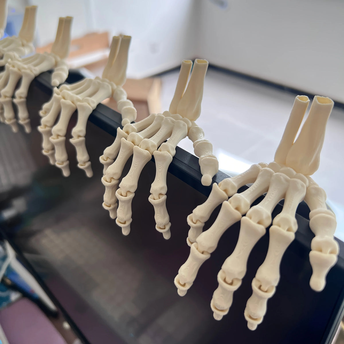A Pair Scary Skull Hand Skeleton Human Hand Ghost Halloween Party Props Zombie Festival Haunted House Carnival Party DIY Decors